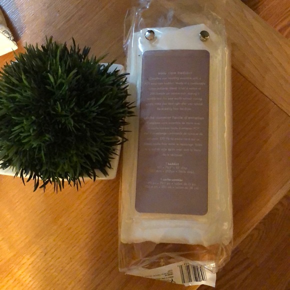 Queen easy care bedskirt - Picture 2 of 4